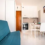 Διαμέρισμα A Lovely Modern Flat A Stone Throw From The Sea