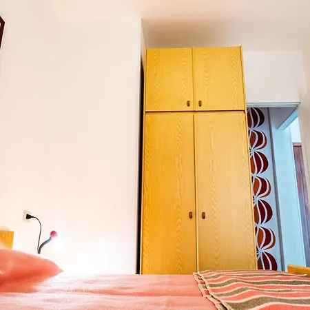 A Lovely Modern Flat A Stone Throw From The Sea דירה ביביונה