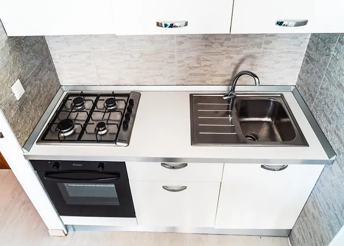 A Lovely Modern Flat A Stone Throw From The Sea ביביונה